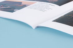 Hochwertiges Fotobuch, Softcover im quadratischen Format, aufgeschlagener Zustand